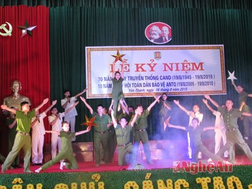 Văn nghệ chào mừng lễ kỷ niệm