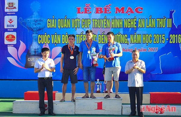 Trao thưởng nội dung đôi nam hạng A khối hành chính sự nghiệp
