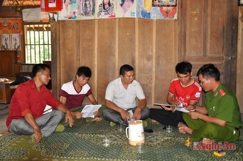 Công an huyện Tương Dương nắm bắt tình hình  an ninh trật tự tại bản Đửa, xã Lượng Minh.