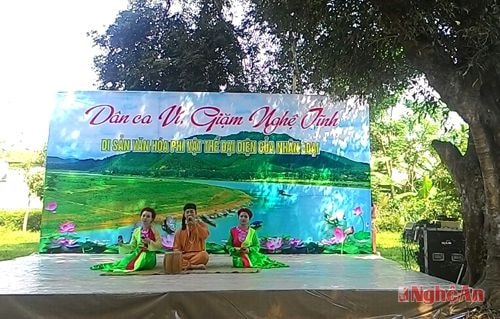 Trình diễn Dân ca ví, giặm phục vụ khách du lịch  tại Khu di tích Kim Liên dịp 30/4 vừa qua.