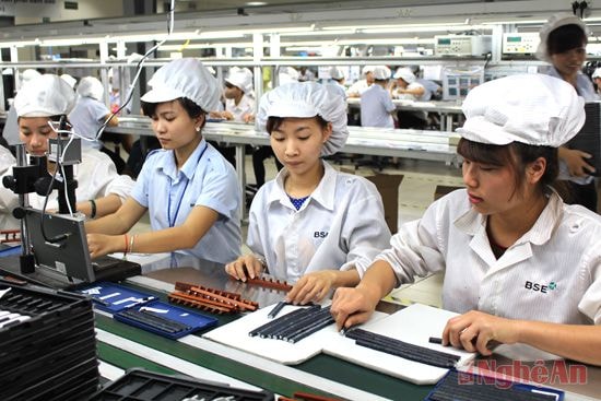 Lao động đi xuất khẩu trở về địa phương có thể thi tuyển vào làm việc tại các công ty Hàn Quốc (trong ảnh: Lắp ráp linh kiện điện tử tại nhà máy BSE). Ảnh: châu lan