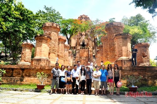 Đoàn công tác Báo Nghệ An tại Di tích Tháp bà Ponagar Nha Trang.