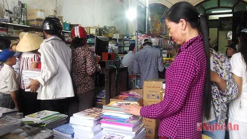 Người tiêu dùng chọn mua SGK và ĐDHT tại Nhà sách Hiền Thương, xã Quỳnh Hồng  (Quỳnh Lưu).