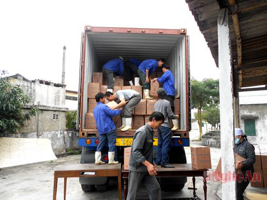 Xuất lô hàng mới tại Công ty CP thủy sản Vạn Phần.