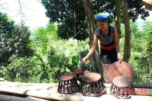 Bà Cụt Thị Tuyết (bản na Nhắng, xã Tiền Phong) với các sản phẩm mây tre đan.