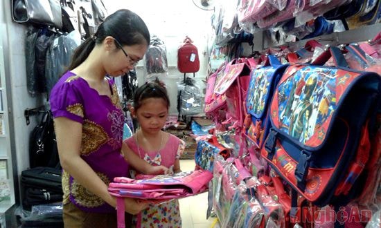 Chọn mua cặp sách tại Trung tâm phát hành sách Nghệ An (TP. Vinh).