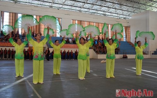 Các tiết mục văn nghệ chào mừng Hội diễn của các cụ đoàn TX Hoàng Mai, Yên Thành.