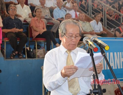 Cụ Trần Hữu Ích, Ủy viên BCH Trung ương Hội Người cao tuổi Việt Nam, Chủ tịch Hội Người cao tuổi tỉnh Nghệ An phát biểu tại Hội diễn.