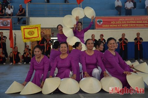 Về tham dự Hội diễn có 360 cụ vận động viên của 9 huyện, thành thị; gồm TP Vinh, TX Cửa Lò, TX Hoàng Mai, huyện Diễn Châu, Yên Thành, Quỳnh Lưu, Hưng Nguyên, Nam Đàn và Thanh Chương.