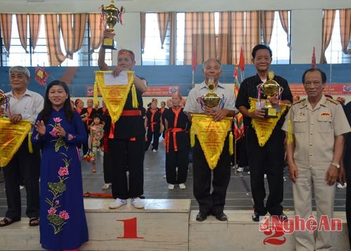 Ban tổ chức đã trao giải cho các đơn vị xuất sắc.
