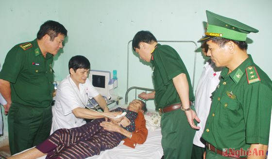 Khám bệnh cho các bệnh nhân người Lào ở Khăm Cợt