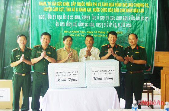Bệnh viện Quân y 4 tặng thiết bị y tế cho các trạm quân dân y của nước bạn Lào.