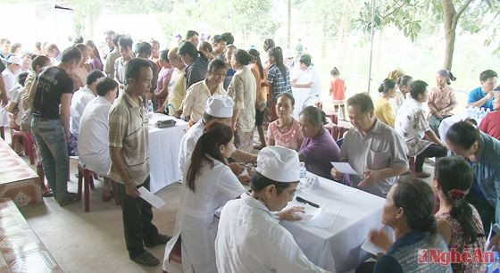 Tư vấn, phát thuốc miễn phí cho người dân các bản ở huyện Khăm Cợt, tỉnh Bô Ly Khăm Xay.