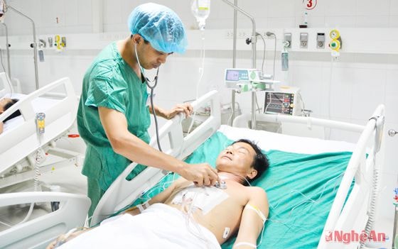 Bác sỹ Trần Minh Long, trưởng khoa Hồi sức Ngoại khoa thăm khám bệnh nhân Vi Văn Hải sau ca phẫu thuật