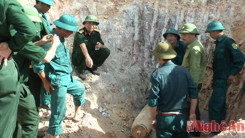 các đơn vị chức năng gỡ bom ra khỏi hiện trường