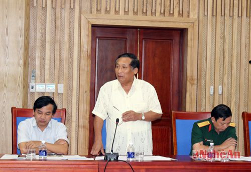 Đồng chí Hồ Quang Thành – Giám đốc Sở thông tin và truyền thông báo cáo về công tác tuyên truyền chuẩn bị Đại hội thi đua yêu nước tỉnh 