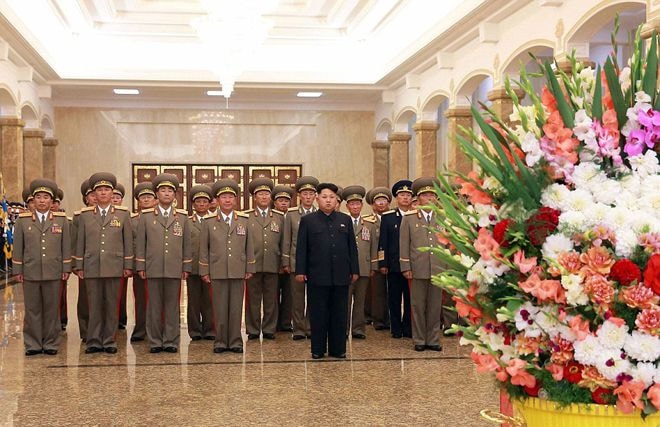 Hôm 15/8, nhà lãnh đạo Kim Jong-Un cùng các quan chức cấp cao của quân đội nước này thăm cung tưởng niệm Kumsusan ở Bình Nhưỡng, kỷ niệm 70 năm ngày giải phóng. Ảnh: AFP.