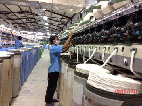Dây chuyền sản xuất tại Nhà máy sợi - Công ty cổ phần Dệt may Hoàng Thị Loan (Thành phố Vinh).