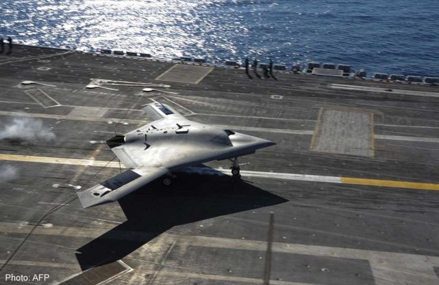 Máy bay chiến đấu không người lái X-47B của Mỹ trên tàu sân bay USS Theodore Roosevelt. Ảnh: AFP.