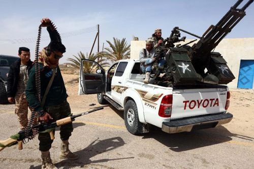 Các thành viên thuộc lực lượng chống lại IS ở Libya đang chuẩn bị đợt tấn công mới.  Ảnh: AFP