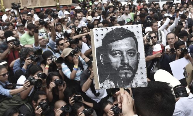 Các nhà báo giương cao bức ảnh Ruben Espinosa trong cuộc biểu tình tại quảng trường Angel of Independence ở Mexico City.