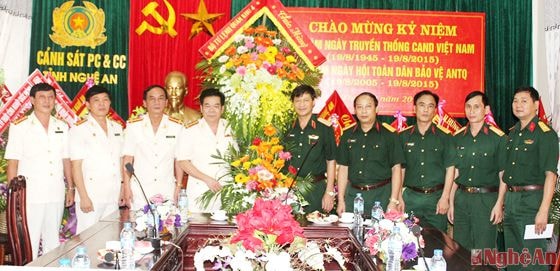 Đoàn công tác Quân khu 4 chúc mừng Cảnh sát Phòng cháy chữa cháy tỉnh Nghệ An nhân ngày truyền thống