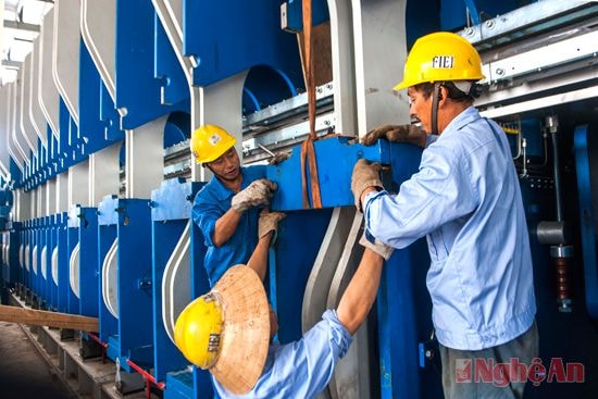 Lắp ráp máy ép thủy lực tại Nhà máy gỗ ván MDF Công ty lâm nghiệp Tháng Năm (Nghĩa Đàn). Ảnh: Sỹ Minh
