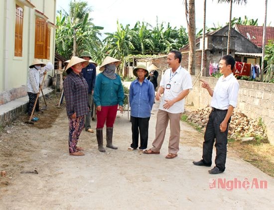 Cán bộ xã Nghĩa Khánh (Nghĩa Đàn) trao đổi với người dân về chỉnh trang nông thôn mới. Ảnh: t.d