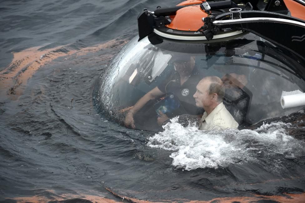 Tổng thống Nga Vladimir Putin bên trong một tàu lặn phục vụ mục đích nghiên cứu tại vùng Biển Đen, trong hành trình thám hiểm gần Sevastopol, Crimea hôm 18/8.