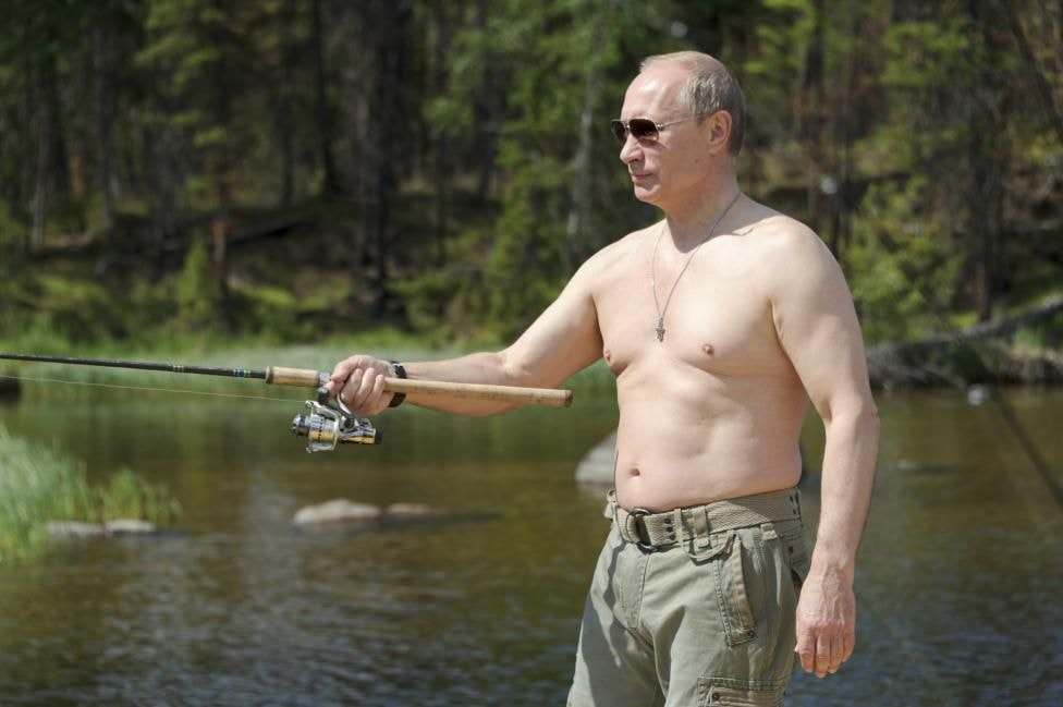 Ông Putin câu cá tại Cộng hòa Tuva thuộc khu vực liên bang Siberia hôm 20/7/2013.