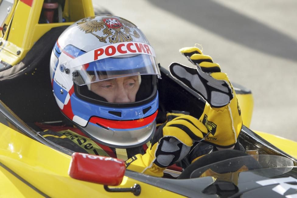 Thủ tướng Vladimir Putin ngồi trong một chiếc xe đua công thức 1 của Renault trước khi lái thử tại đường đua ở khu vực Leningrad hôm 7/11/2010.