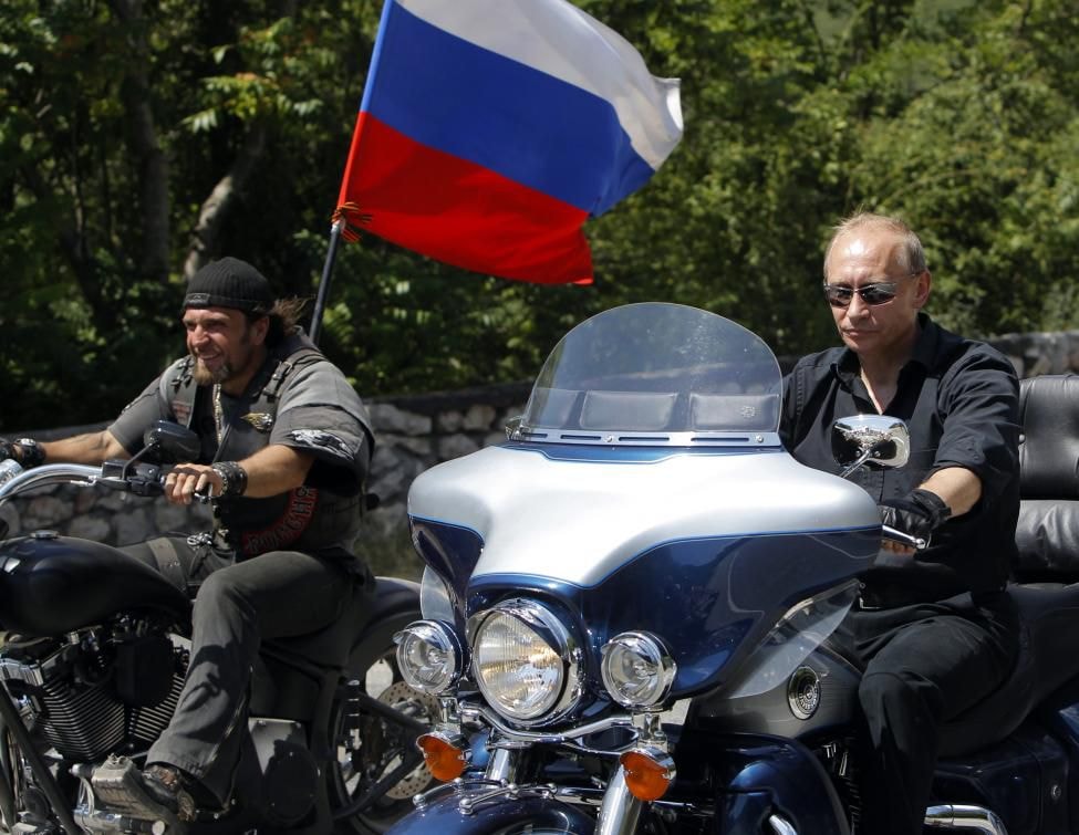 Ông Putin lái chiếc mô tô phân khối lớn Harley Davidson của hãng Lehman trên đường tham dự cuộc gặp gỡ với các tay lái mô tô ở khu trại gần Crimea hôm 24/7.
