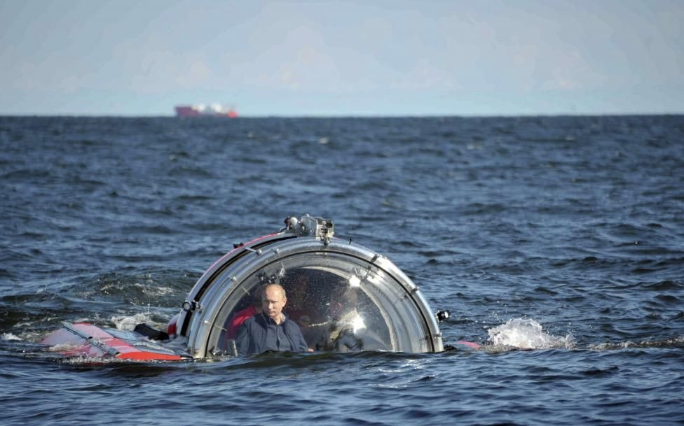 Ảnh chụp ông Putin qua lớp kính tàu lặn C-Explorer 5 sau khi lặn để quan sát tàn tích của tàu khu trục hải quân nhỏ “Oleg”, bị chìm vào thế kỷ 19, tại vịnh Phần Lan trên biển Baltic hôm 15/7/2013