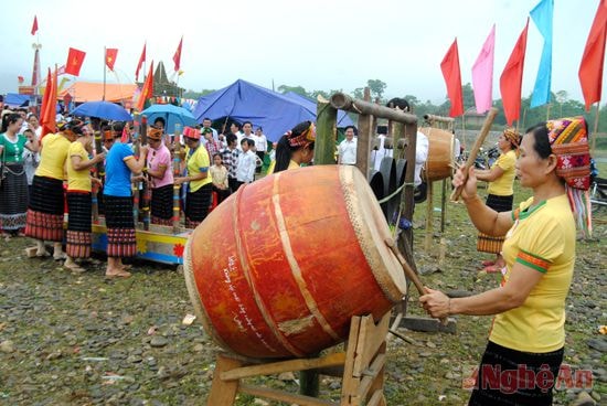 Giao lưu văn hóa, văn nghệ tại Lễ hội Môn Sơn - Lục Dạ (Con Cuông). Ảnh: C.k