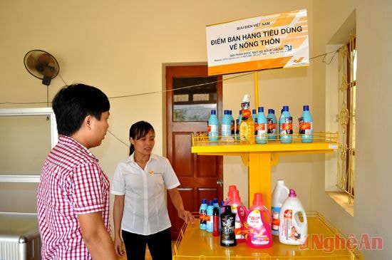 Cán bộ Sở Thông tin - Truyền thông kiểm tra tiêu chí Bưu điện Văn hóa ở xã Nghĩa Long (Nghĩa Đàn).