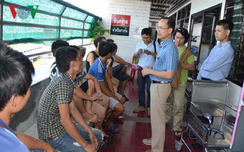 Ông Trần Mạnh Hùng ( đeo kính) đang động viên và cung cấp thông tin liên quan vụ nổ cho bạn bè nạn nhân Mai Văn Trường tại hành lang bệnh viên Klan