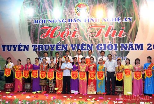 Ban tổ chức trao cờ lưu niệm cho các đội tham gia Hội thi