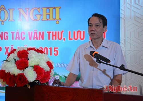 Ông Nguyễn Xuân Trung, Trưởng khoa Đào tạo bồi dưỡng Trường Đại học Nội vụ Hà Nội hướng dẫn quản lý văn bản, lập hồ sơ và nộp lưu hồ sơ, tài liệu vào Lưu trữ cơ quan.