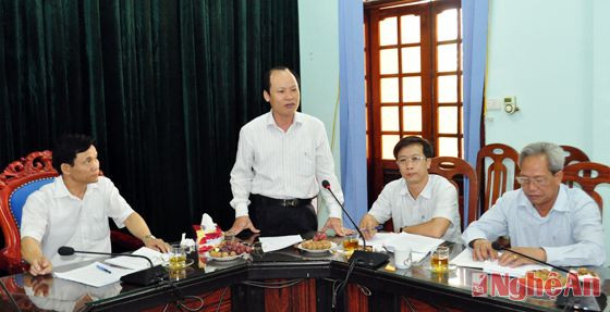 Đồng chí Hoàng Văn Phi - Bí thư Huyện ủy, Chủ tịch HĐND huyện Hưng Nguyên chia sẻ một số vấn đề liên quan đến các kiến nghị, đề xuất của cử tri
