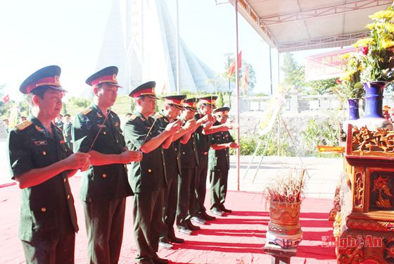Đoàn Bộ CHQS tỉnh dâng hương, hoa tưởng niệm các anh hùng liệt sỹ.