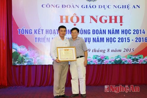 Đồng chí Thái Huy Vinh - PGD Sở Giáo dục và Đào tạo tặng Bằng khen của Công đoàn Giáo dục Việt Nam