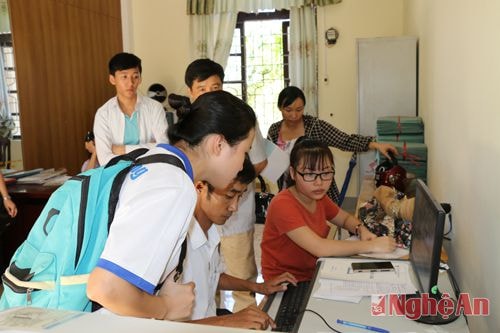 Thí sinh Cù Thì Hiền Hà (áo trắng) - học sinh trường THPT chuyên Phan Bội Châu vừa từ Hà Nội trở về đã tức tốc  đến trường THPT Lê Viết Thuật thay đổi nguyện vọng vì tối hôm trước điểm của em vào trường Đại học Ngoại thương đang từ đậu ...sang nguy cơ bị trượt d