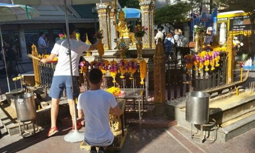 Đền Erawan là điểm đến nổi tiếng của du khách và tín đồ đạo Phật. Ảnh Independent.