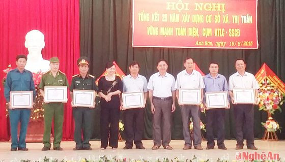 Lãnh đạo huyện Anh Sơn trao giấy khen cho các tập thể và cá nhân xuất sắc.