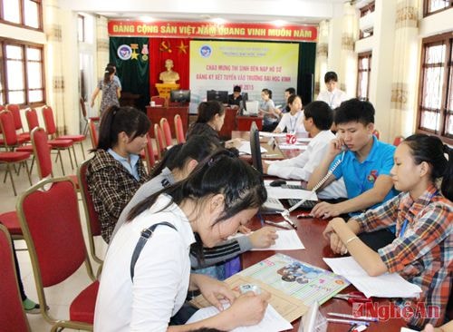 Chiều ngày 19/8, trước hạn chót nộp hồ sơ xét tuyển nguyện vọng 1 một ngày, Trường Đại học Vinh tiếp nhận hàng trăm thí sinh đến nộp hồ sơ đăng ký, thay đổi nguyện vọng xét tuyển 