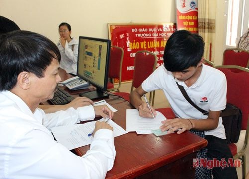 Đa phần thí sinh đến làm thủ tục xét tuyển tại đại học vinh những ngày cuối này, thường  có nguyện vọng chuyển ngành xét tuyển ngay trong trường Đại học Vinh, chứ không rút hồ sơ. Em Lương Văn Nghĩa (Châu Hạnh, Quỳ Châu) đang được tư vấn chuyển sang nộp ngành khác sau khi đã biết không trúng tuyển vào ngành Giáo dục tiểu học