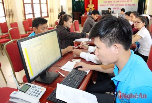 Mỗi ngày có khoảng gần 200 thí sinh đến làm các thủ tục xét tuyển nguyện vọng 1, để kịp thời tư vấn cho thí sinh nhà trường còn bố trí cán bộ CNTT cập nhật thông tin tuyển sinh trên hệ thống để tư vấn cho thí sinh 