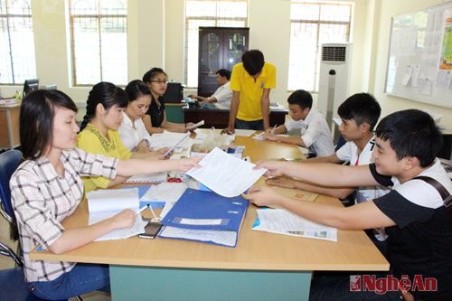 Ngược lại tại Trường Đại học sư phạm kỹ thuật Vinh thì thí sinh đến xét tuyển nguyện vọng 1 trong những ngày trước hạn chót vẫn thưa thớt