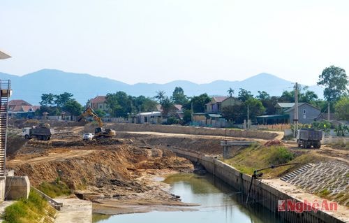 Thi công Dự án nâng cấp, mở rộng cống Nam Đàn  và hệ thống kênh dẫn.Ảnh: hoàng Vĩnh