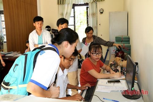 Thí sinh chuyển hồ sơ qua hệ thống trực tuyến tại Trường THPT Lê Viết Thuật. Ảnh: M.H